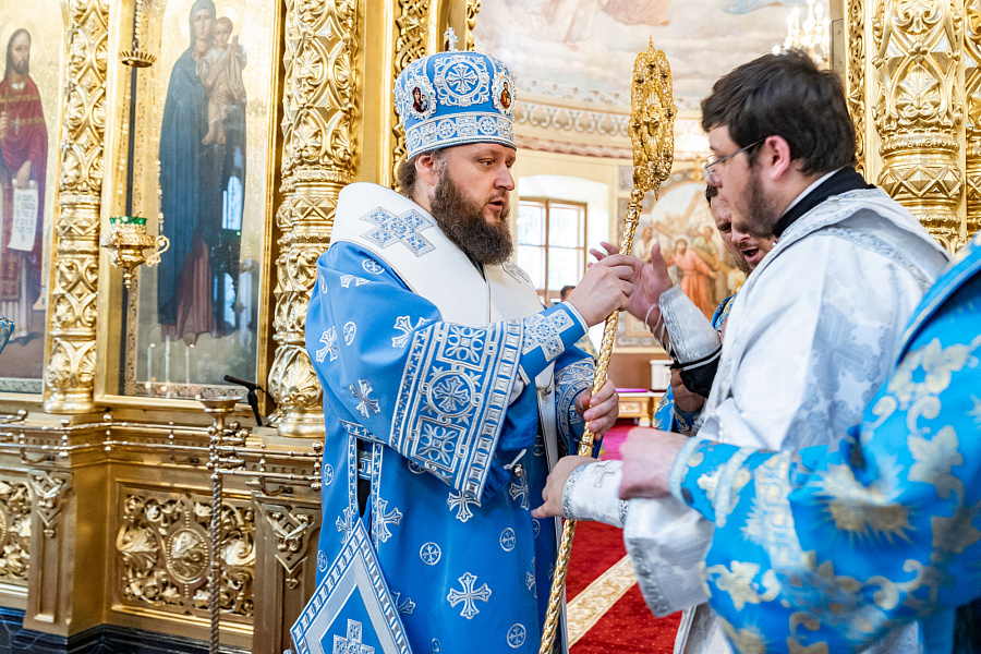 Архиерейское богослужение в праздник Успения Пресвятой Богородицы в Троицком кафедральном соборе Подольска